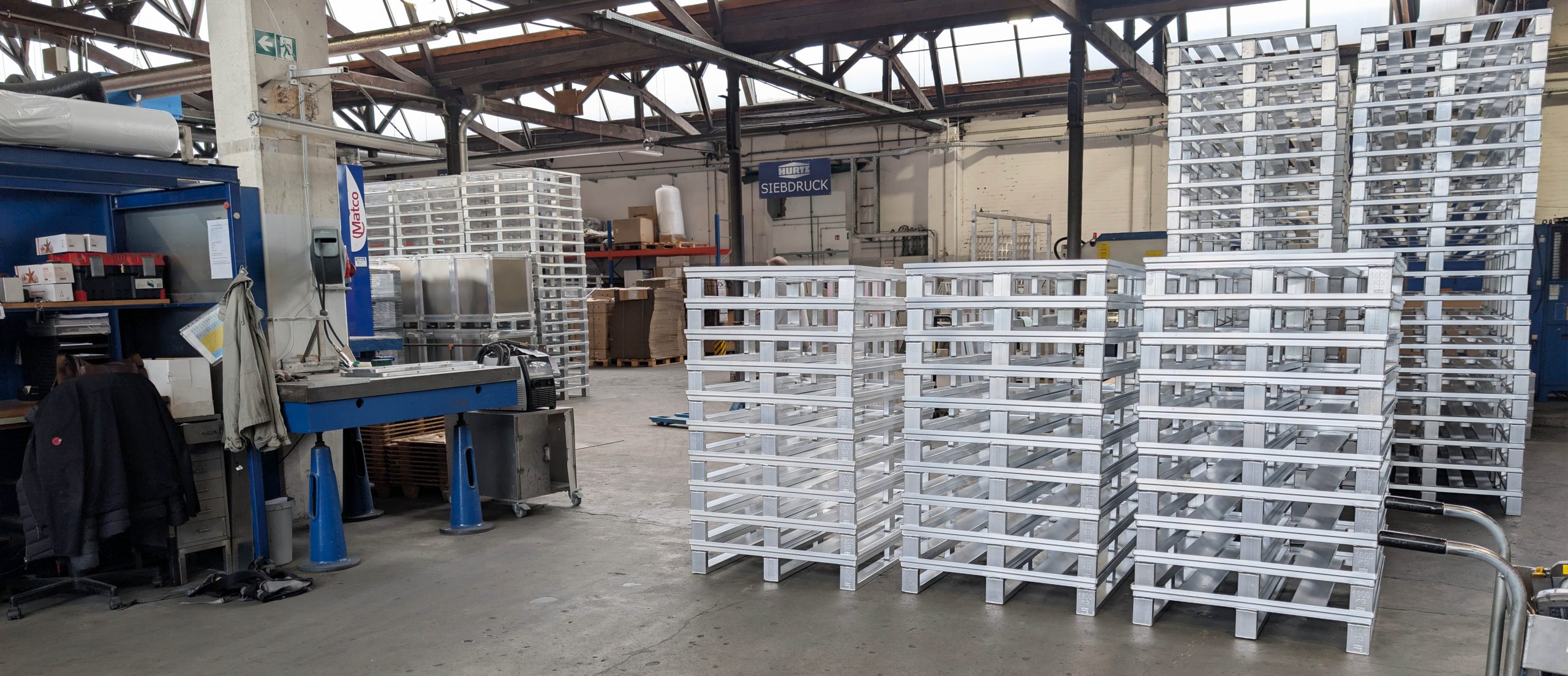 Produktionshalle mit Aluminiumpaletten